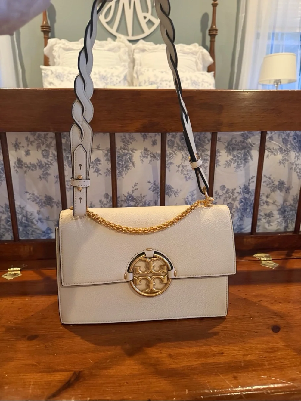 Tory Burch Cream Leather Shoulder Bag with Gold Chain and Logo (never used)